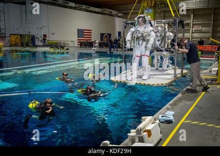 NASA-Astronaut Nick Hague wird am 27. April 2017 im Johnson Space Flight Center Natural Booyancy Laboratory in Houston, Texas, in einem Raumanzug in einem Becken abgesenkt. Hague bereitet sich auf seinen Flug 2018 zur Internationalen Raumstation an Bord der Sojus-56S-Raumsonde mit der Expedition 57/58 vor. (Foto: J.M. Eddins Jr. via Planetpix) Stockfoto