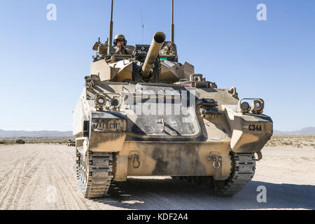 US-Soldaten fahren am 1. Juli 2017 im Fort Irwin National Training Center in Fort Irwin, Kalifornien, Fahrzeuge des gegnerischen Force Surrogate, die während des Angriffstrainings in der Nähe der John Wayne Foothills konstruiert wurden, um russische Militärgepanzerte Fahrzeuge zu replizieren. (Foto von Austin Anyzeski via Planetpix) Stockfoto