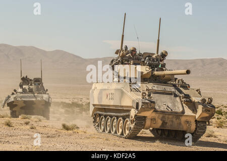 Us-Soldaten Gegenkraft Surrogat Fahrzeuge für russische Militär gepanzerte Fahrzeuge während der Angriff Training in der Nähe des John Wayne Ausläufer am Fort irwin National Training Center 1. Juli zu replizieren, 2017 in Fort Irwin, Kalifornien. (Foto von David Flanke über planetpix) Stockfoto