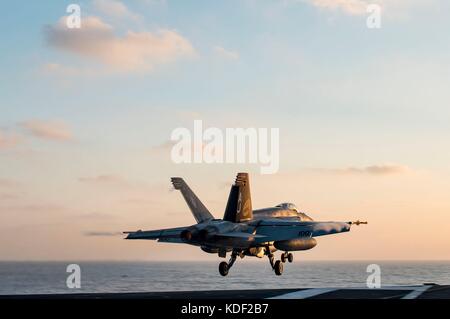Ein US Navy F/A-18E Super Hornet Jet Jagdflugzeug startet vom Flugdeck des US Navy Nimitz-Klasse Flugzeugträgers USS George H.W. Bush am 20. Juli 2017 im Mittelmeer. (Foto: Matt Matlage via Planetpix) Stockfoto