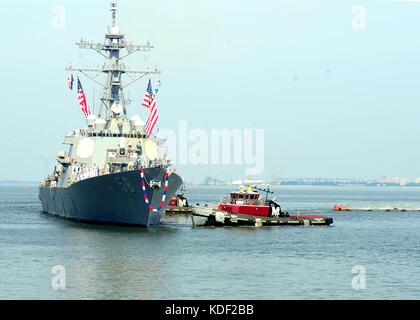 Schlepper helfen dabei, den Lenkraketenzerstörer USS Laboon der Arleigh-Burke-Klasse zu schleppen, der am 20. Juli 2017 in Norfolk, Virginia, zu seinem Heimatflughafen zurückkehrt. (Foto von Jessica Kellogg via Planetpix) Stockfoto