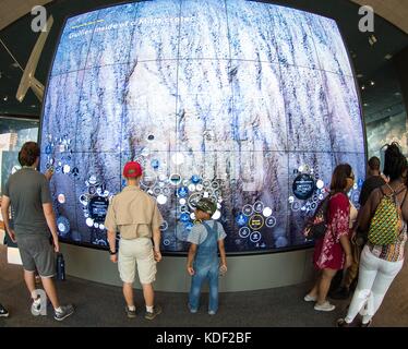 Besucher erkunden eine interaktive Karte der Marsoberfläche am Smithsonian Institution National Air and Space Museum Mars Day im Smithsonian National Air and Space Museum am 21. Juli 2017 in Washington, DC (Foto von Aubrey Gemignani via Planetpix). Stockfoto