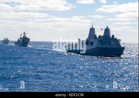 Die US-Marine San Antonio-Klasse amphibious Transport dock Schiff uss Green Bay Dämpfe, die sich in der Ausbildung mit den USA und der Royal Australian Navy Kriegsschiffe, die während der Übung talisman Sabre Juli 22, 2017 in die Coral Sea. (Foto von Gavin Schilde über planetpix) Stockfoto