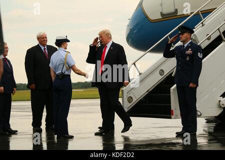 US-Präsident Donald Trumps grüßt US-Soldaten bei seiner Ankunft am Raleigh County Memorial Airport für den Boy Scouts of America National Jamboree am 24. Juli 2017 in der Nähe von Beckley, West Virginia. (Foto von Dustin D. Biven via Planetpix) Stockfoto