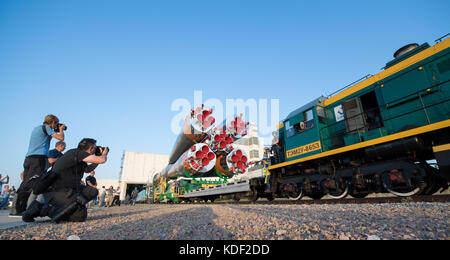 Ein Zug rollt die Sojus ms-05 Raumschiff zum Weltraumbahnhof Baikonur Startrampe in der Vorbereitung für die Expedition 52 Mission der NASA die Internationale Raumstation Juli 26, 2017 in Baikonur, Kasachstan. (Foto von Joel kowsky über planetpix) Stockfoto