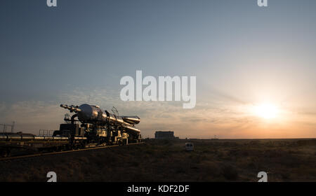 Ein Zug rollt die Sojus ms-05 Raumschiff zum Weltraumbahnhof Baikonur Startrampe in der Vorbereitung für die Expedition 52 Mission der NASA die Internationale Raumstation Juli 26, 2017 in Baikonur, Kasachstan. (Foto von Joel kowsky über planetpix) Stockfoto