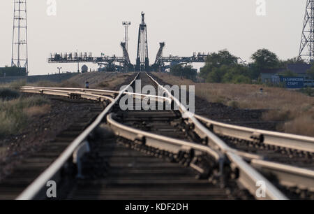 Ein Zug rollt das Raumschiff Sojus MS-05 zur Startrampe Baikonur Cosmodrome in Vorbereitung auf die Mission der Expedition 52 zur NASA International Space Station am 26. Juli 2017 in Baikonur, Kasachstan. (Foto von Joel Kowsky über Planetpix) Stockfoto