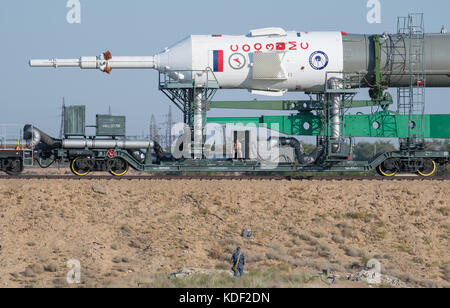 Ein Zug rollt das Raumschiff Sojus MS-05 zur Startrampe Baikonur Cosmodrome in Vorbereitung auf die Mission der Expedition 52 zur NASA International Space Station am 26. Juli 2017 in Baikonur, Kasachstan. (Foto von Joel Kowsky über Planetpix) Stockfoto