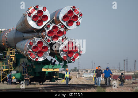 Ein Zug rollt die Sojus ms-05 Raumschiff zum Weltraumbahnhof Baikonur Startrampe in der Vorbereitung für die Expedition 52 Mission der NASA die Internationale Raumstation Juli 26, 2017 in Baikonur, Kasachstan. (Foto von Joel kowsky über planetpix) Stockfoto