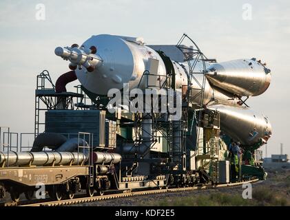 Ein Zug rollt das Raumschiff Sojus MS-05 zur Startrampe Baikonur Cosmodrome in Vorbereitung auf die Mission der Expedition 52 zur NASA International Space Station am 26. Juli 2017 in Baikonur, Kasachstan. (Foto von Joel Kowsky über Planetpix) Stockfoto