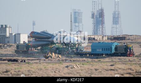 Ein Zug rollt die Sojus ms-05 Raumschiff zum Weltraumbahnhof Baikonur Startrampe in der Vorbereitung für die Expedition 52 Mission der NASA die Internationale Raumstation Juli 26, 2017 in Baikonur, Kasachstan. (Foto von Joel kowsky über planetpix) Stockfoto