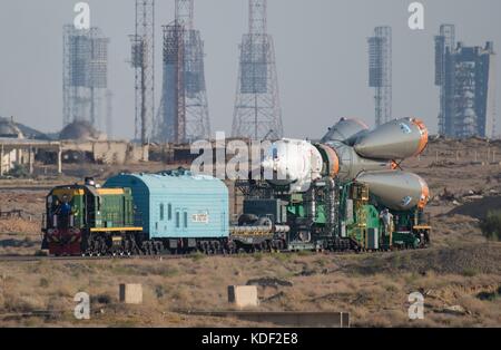 Ein Zug rollt das Raumschiff Sojus MS-05 zur Startrampe Baikonur Cosmodrome in Vorbereitung auf die Mission der Expedition 52 zur NASA International Space Station am 26. Juli 2017 in Baikonur, Kasachstan. (Foto von Joel Kowsky über Planetpix) Stockfoto