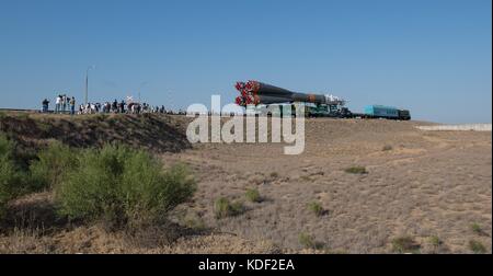 Ein Zug rollt das Raumschiff Sojus MS-05 zur Startrampe Baikonur Cosmodrome in Vorbereitung auf die Mission der Expedition 52 zur NASA International Space Station am 26. Juli 2017 in Baikonur, Kasachstan. (Foto von Joel Kowsky über Planetpix) Stockfoto