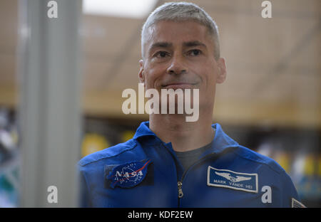 Der amerikanische Astronaut Mark Vande Hei nimmt an einer Pressekonferenz vor dem Start im Cosmonaut Hotel am 27. Juli 2017 in Baikonur, Kasachstan, Teil 52. (Foto von Joel Kowsky über Planetpix) Stockfoto