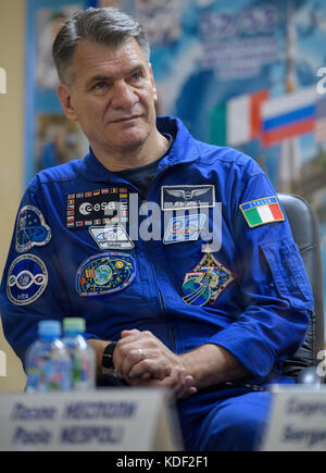 Die NASA ISS Expedition 52 Sojus ms-05 prime Besatzungsmitglied italienischen Astronauten Paolo Nespoli der Europäischen Weltraumorganisation eine Pre-launch Pressekonferenz von hinter der Quarantäne Glas an der Kosmonaut Hotel nimmt am 27. Juli 2017 in Baikonur, Kasachstan. (Foto von Joel kowsky über planetpix) Stockfoto