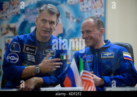 NASA International Space Station Expedition 52 Sojus MS-05 Prime Crew Mitglieder der italienischen Astronaut Paolo Nespoli von der Europäischen Weltraumorganisation (links) und der russische Kosmonaut Sergej Ryazanskiy von Roscosmos nehmen an einer Pressekonferenz vor dem Start von Quarantäneglas im Cosmonaut Hotel am 27. Juli 2017 in Baikonur, Kasachstan, Teil. (Foto von Joel Kowsky über Planetpix) Stockfoto