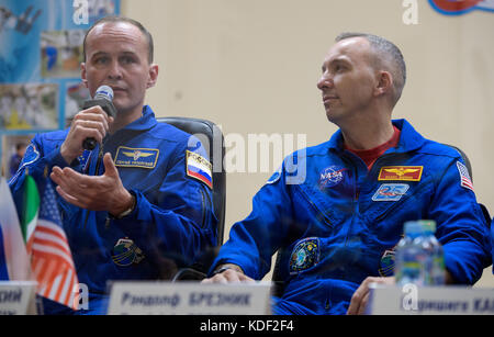 Die NASA ISS Expedition 52 Sojus ms-05 prime Besatzungsmitglieder der russische Kosmonaut Sergey Ryazanskiy von roskosmos (links) und amerikanischen Astronauten Randy Bresnik einen Pre-launch Pressekonferenz von hinter der Quarantäne Glas an der Kosmonaut hotel Juli 27, 2017 in Baikonur, Kasachstan besuchen. (Foto von Joel kowsky über planetpix) Stockfoto