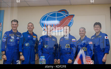 NASA International Space Station Expedition 52 Sojus MS-05 Primär- und Backup-Crew-Mitglieder (L-R) der italienische Astronaut Paolo Nespoli von der Europäischen Weltraumorganisation, der amerikanische Astronaut Randy Bresnik, die russischen Kosmonauten Sergej Ryazanskiy und Alexander Misurkin von Roscosmos, der amerikanische Astronaut Mark Vande Hei und der japanische Astronaut Norishige Kanai von der japanischen Raumfahrtbehörde für ein Gruppenfoto in der Japan Aerospace Exploration Agency, das am 27. Juli 2017 in der Konferenz in Baikonhakur. (Foto von Joel Kowsky über Planetpix) Stockfoto