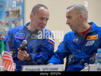 Die NASA ISS Expedition 52 Sojus ms-05 prime Besatzungsmitglieder der russische Kosmonaut Sergey Ryazanskiy von roskosmos (links) und amerikanischen Astronauten Randy Bresnik einen Pre-launch Pressekonferenz von hinter der Quarantäne Glas an der Kosmonaut hotel Juli 27, 2017 in Baikonur, Kasachstan besuchen. (Foto von Joel kowsky über planetpix) Stockfoto