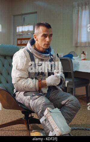 Der bemannte Astronaut Gene Cernan bereitet sich am 16. Mai 1966 in Cape Canaveral, Florida, auf das Gemini-Titan-IX-Raumschiff und das Atlas-Agena-Raketenstartsystem vor. (Foto: NASA, Foto über Planetpix) Stockfoto