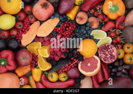 Das gesunde Essen super Essen Konzept der Förderung der guten Gesundheit mit Obst und Gemüse mit hohem Anthocyane, Antioxidantien und Vitaminen. Ansicht von oben. Stockfoto