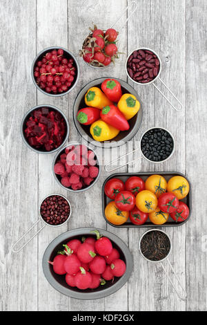 Gesunde Ernährung super Essen die Förderung guter Gesundheit mit Obst, Gemüse, Hülsenfrüchte und Körner auf rustikalem Holz Hintergrund. Stockfoto