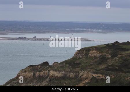 Ein Blick auf Hurst Castle über den Solent von der Isle of Wight. Stockfoto