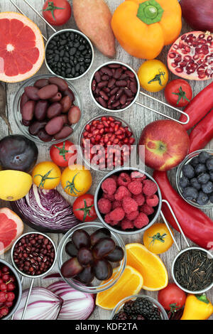 Super health food Konzept gesunde Ernährung mit Obst, Gemüse, Getreide und Hülsenfrüchten Auswahl zu fördern, hoch in den Antioxydantien, anthocyane & Vitamine. Stockfoto