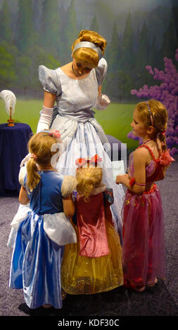 Kinder treffen Aschenputtel in Magic Kingdom, Disney World Florida USA Kindheit Wunder, Kindheit, Erinnerungen, unschuldig, Unschuld, Freude Glück Stockfoto