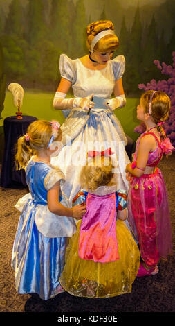 Kinder treffen Aschenputtel in Magic Kingdom, Disney World Florida USA Stockfoto