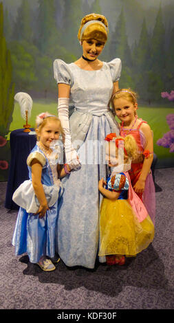 Kinder treffen Aschenputtel in Magic Kingdom, Disney World Florida USA Stockfoto