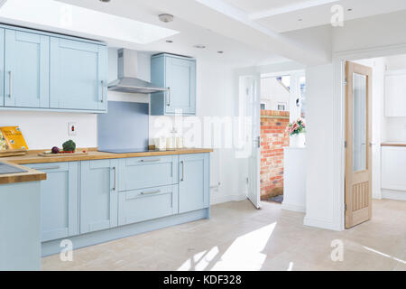Eine neue, moderne, blau, Shaker style Designer Küche, Schränke, Geräte und Zähler nach oben. in einem renovierten Haus. Stockfoto