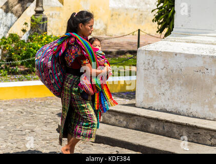 Maya Frauen mit Kind, Antigua, Guatemala Stockfoto