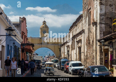 Volcan Agua Santa Catalina Arch, Calle del Arco, Antigua, Guatemala Stockfoto