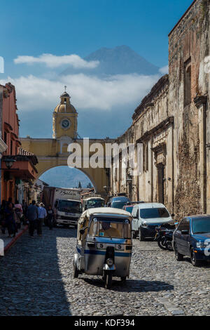 Volcan Agua Santa Catalina Arch, Calle del Arco, Antigua, Guatemala Stockfoto