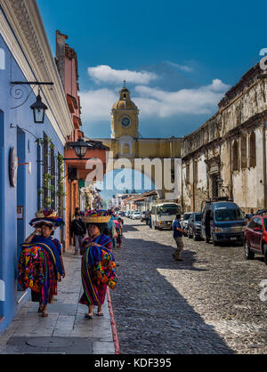 Volcan Agua Santa Catalina Arch, Calle del Arco, Antigua, Guatemala Stockfoto