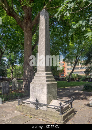 LONDON, Vereinigtes Königreich - 25. AUGUST 2017: Grabsteindenkmal für Daniel Defoe in der Bunhill Row Grabstätte Stockfoto