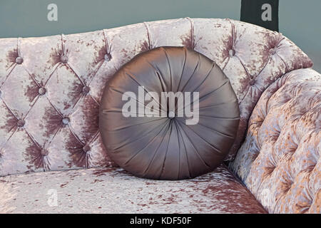 Runde leder Sofa Kissen Polstern Stockfoto