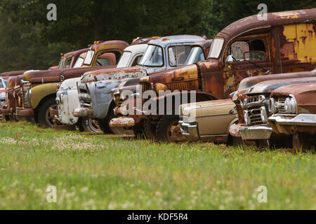 Gainesville, GA, USA - 1. Juni 2017: Eine Reihe alter, ausgemusterter Autos und LKWs stehen am 1. Juni 2017 in einer Reihe auf einem grasbewachsenen Schrottplatz Stockfoto