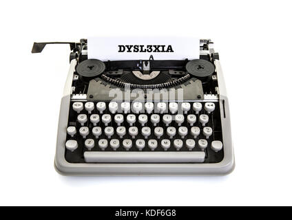Legasthenie Nachricht auf einem alten Vintage Schreibmaschine auf weißem Hintergrund Stockfoto