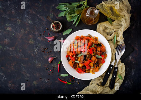 Pikanten Eintopf Auberginen, Paprika, Tomaten und Kapern. Flach. top View Stockfoto