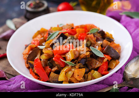Pikanten Eintopf Auberginen, Paprika, Tomaten und Kapern Stockfoto