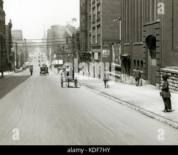 Die Locust Street Blick nach Westen von der 17. Straße. (Union der elektrischen Unterstation an der Rechten, Butler Brothers Store auf der linken Seite) Stockfoto