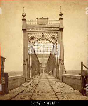 Die Missouri-Kansas-Texas Railroad Bridge überspannt den Missouri River bei Boonville, Missouri. Diese Brücke ist eine wichtige historische Struktur, die den Transport erleichtert und für die regionale Infrastruktur von entscheidender Bedeutung ist. Stockfoto
