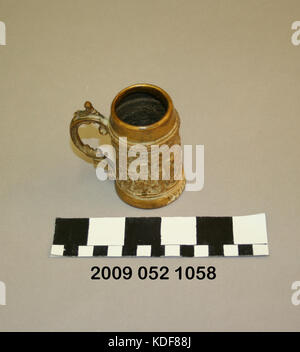 Miniatur Gegossen Stein mit angehobenem Bilder von drei mittelalterlichen Kulissen Stockfoto