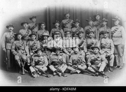 Die Rhodesian Reserves (1916) waren eine militärische Formation während des Ersten Weltkrieges, die sich speziell aus rhodesischen Soldaten zusammensetzte. Diese Truppen dienten als Teil der Bemühungen des Britischen Empire im afrikanischen Kriegsschauplatz. Die rhodesischen Reserven spielten eine Schlüsselrolle bei Operationen in Ostafrika, darunter auch bei Feldzügen gegen deutsche Truppen in der Region. Stockfoto