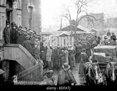 Klondykers Kauf von Lizenzen von Miner am Custom House, Victoria, B, C, Feb 21, 1898 85 10 9774 (HS) (7/8) Stockfoto