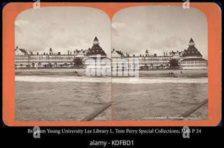 Dieses historische Foto zeigt das Hotel del Coronado, eines der berühmtesten Wahrzeichen Kaliforniens, vom Meer aus gesehen. Das Hotel ist bekannt für seine unverwechselbare viktorianische Architektur und seinen prominenten Platz in der amerikanischen Geschichte. Stockfoto