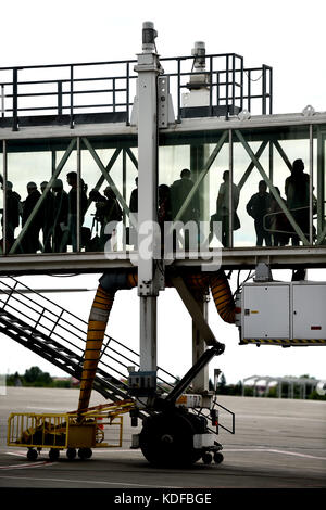 Die Fluggäste auf Flugzeug durch ein jetway Stockfoto