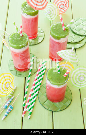 Bunte Smoothie mit Wassermelone und Kiwi Saft Stockfoto